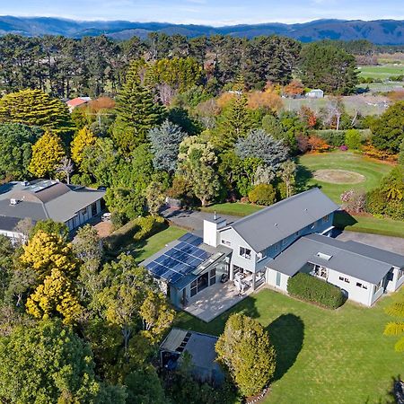 Anam Cara Gardens Luxury Villa Private Bedrooms And Ensuite Bathrooms Sleeps 9 Otaki Exterior photo